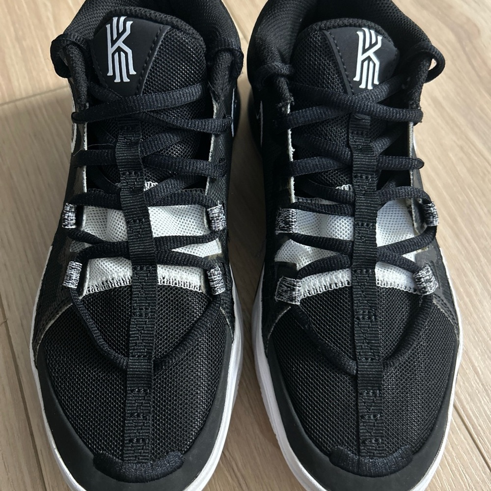 Nike Kyrie Black White Low Top Athletic Basketball Sneakers Boys Size 5.5 Y - Picture 2 of 11